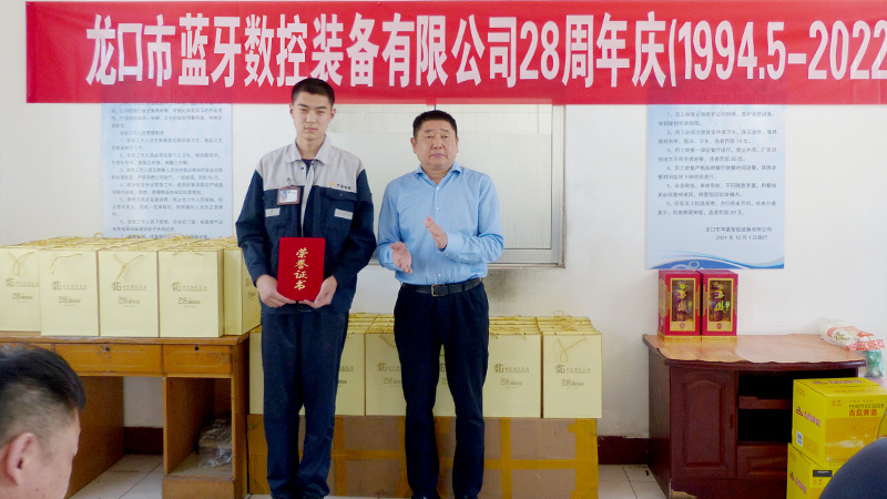 获得“合理新人奖”荣誉称号的实习生—陈冰